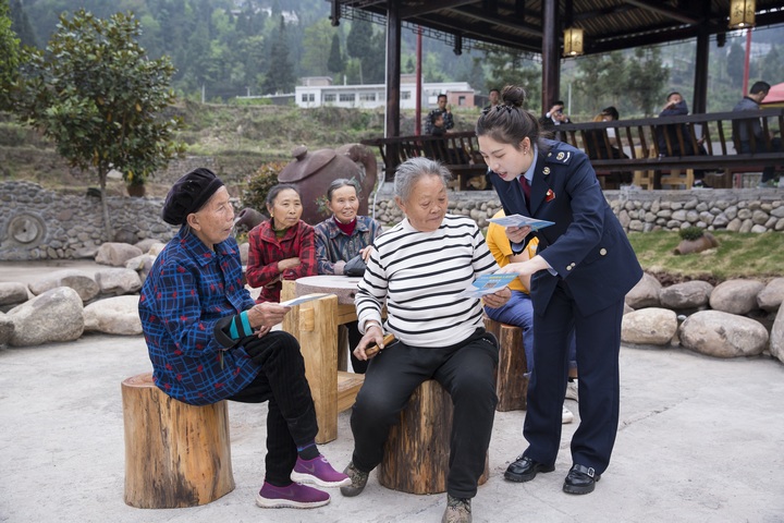稅務(wù)干部向茶農(nóng)宣講稅收政策。
