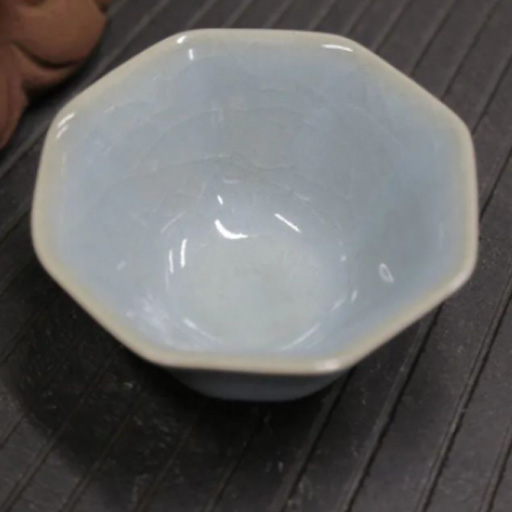 <a href=http://w8333.cn/tag/bafang.html target=_blank class=infotextkey>八方</a>杯軟質(zhì)<a href=http://w8333.cn/tag/gaolingtu.html target=_blank class=infotextkey>高嶺土</a>胎，中溫<a href=http://w8333.cn/tag/manao.html target=_blank class=infotextkey>瑪瑙</a>入釉杯口如井，正<a href=http://w8333.cn/tag/bafang.html target=_blank class=infotextkey>八方</a>