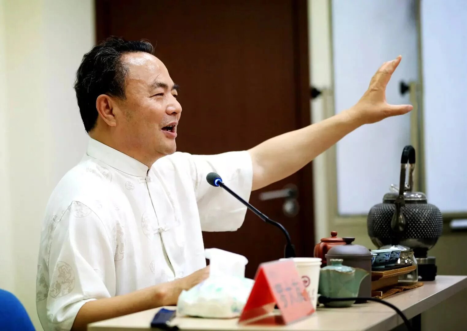 中國茶文化研究院院長與兩岸學(xué)者在北京大學(xué)交流情況